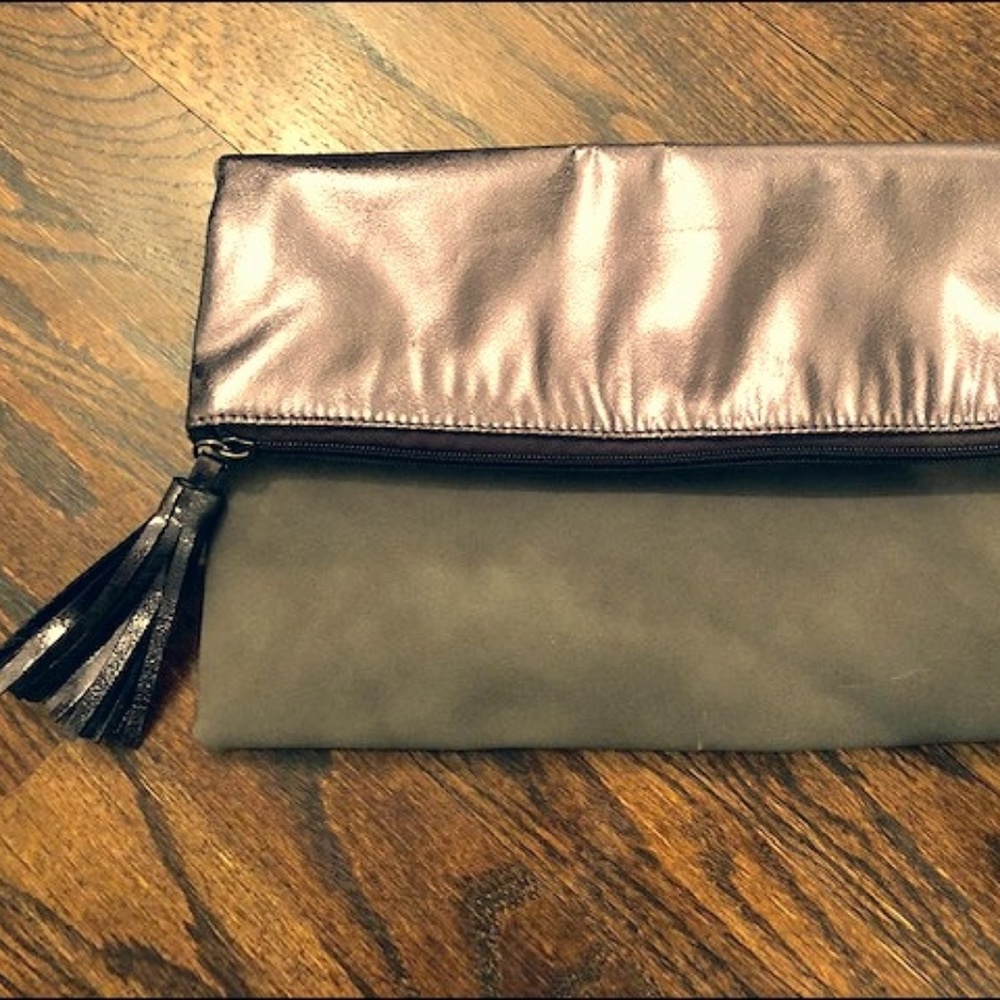 Metallic clutch with fringe zipper